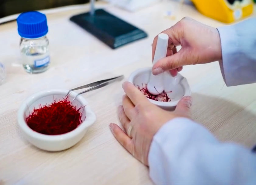 Wie erkennt man echten Safran?-Tipps zur Qualität, Farbe, Geruch 